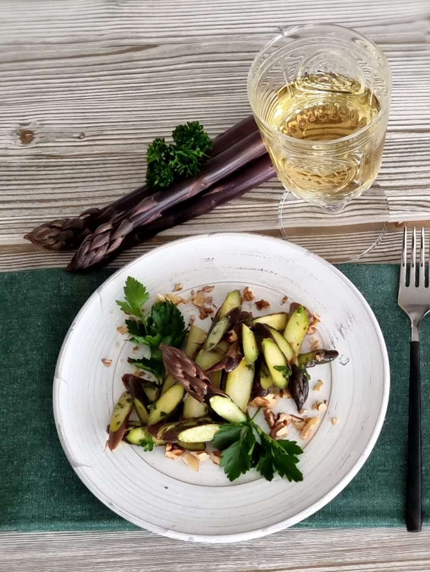 Violetter Spargel-Salat