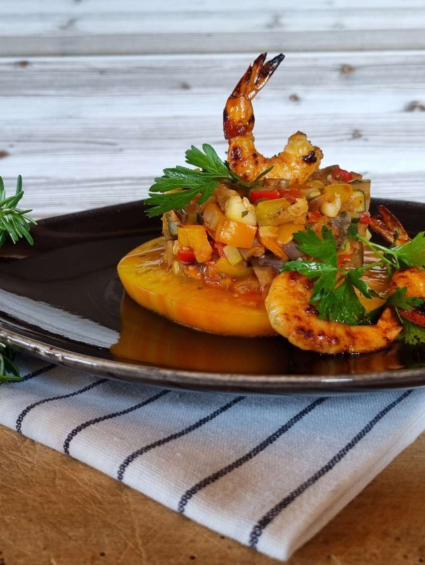 Gemüse-Tatar mit gebratenen Aemme Shrimps